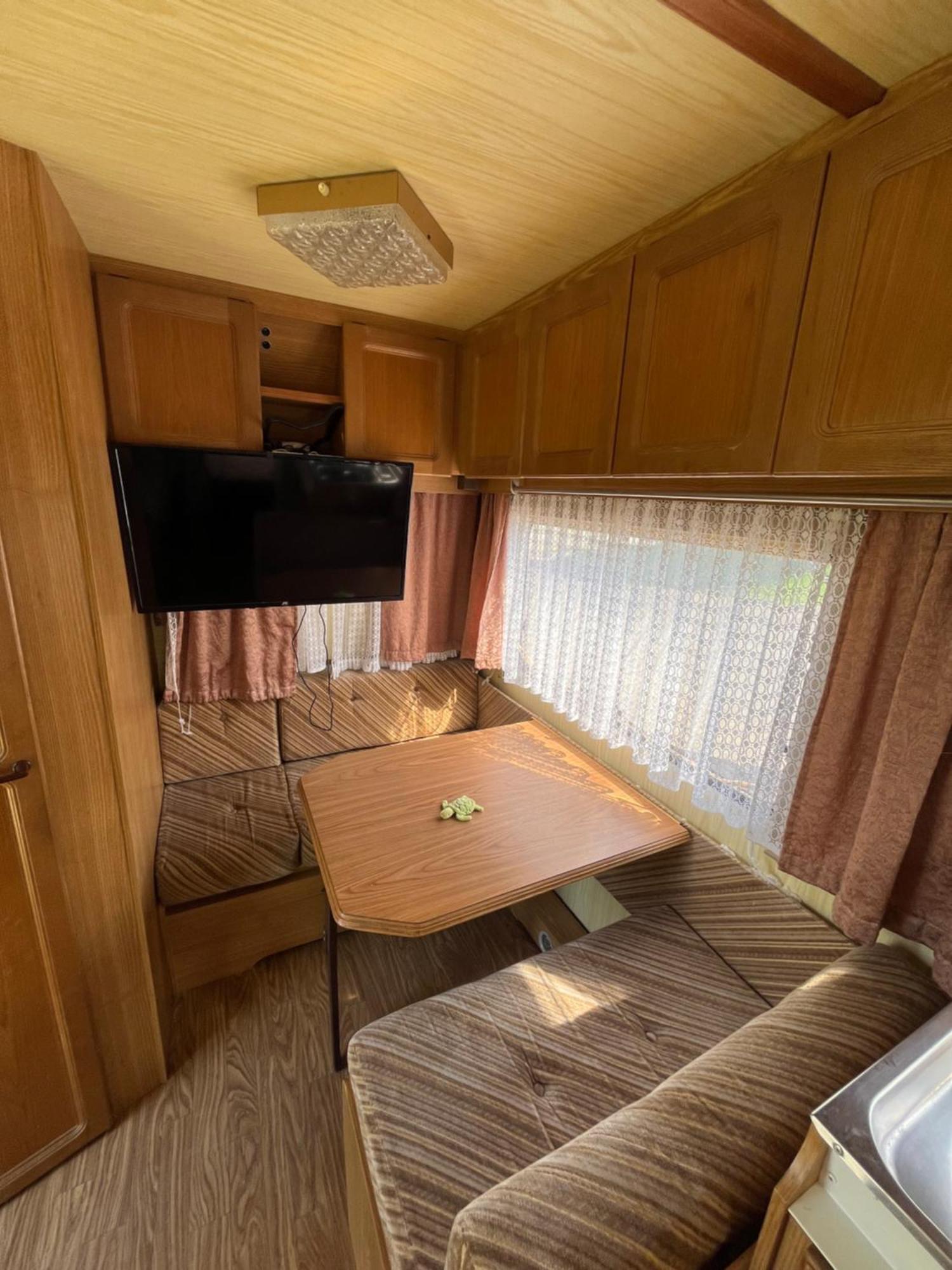 Karavan Tachov  Bagian luar foto